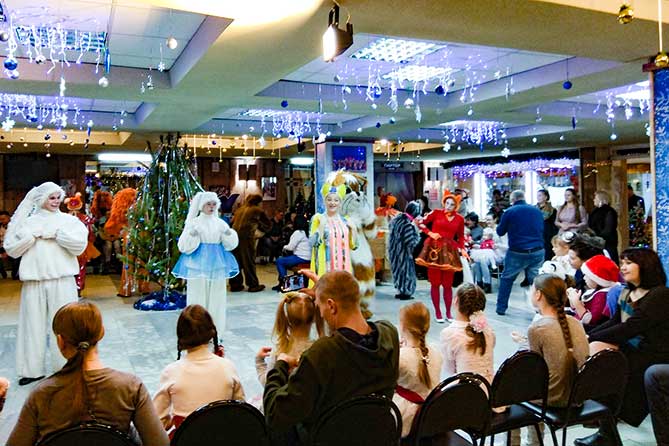 артисты поздравляют детей в ДК "Тольятти" с Новым годом