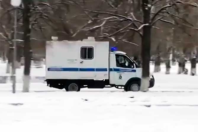 везут в автомобиле в суд