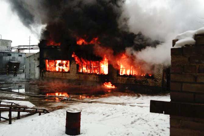 пожар склад огонь здание дым 05-12-2018 горит зданеи на улице Северной 57