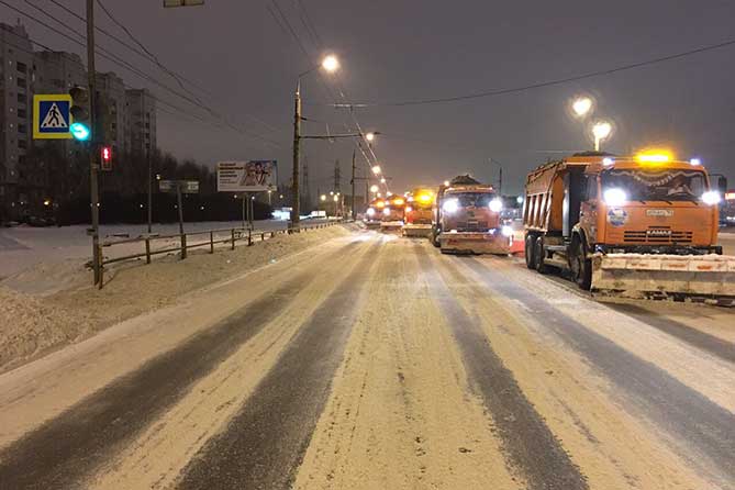 снегоуборочная техника на магистралях города ночью