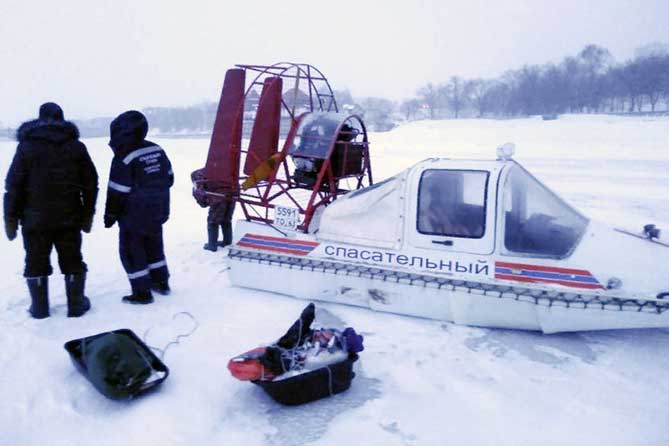 спасатели на Волге спасают рыбаков зимой