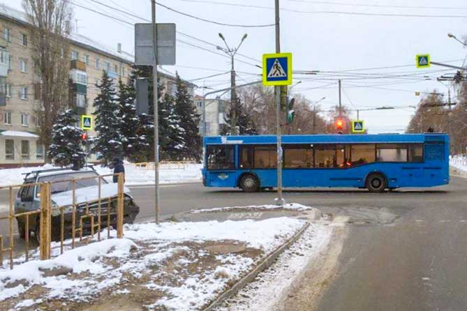 73 автобус тольятти. ДТП С общественным транспортом Тольятти. Портпоселок Тольятти авария с автобусом. ДТП Тольятти сегодня с автобусом.