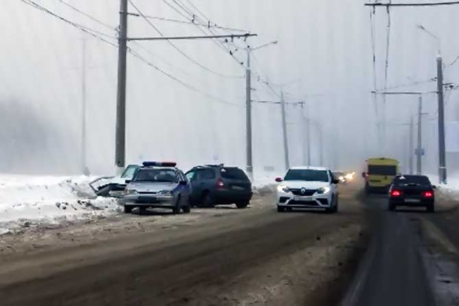 на зимне й дороге столкнулось два автомобиля