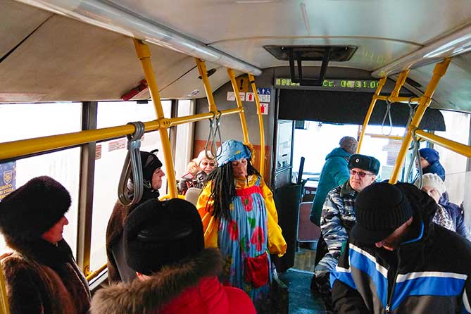 бабя Яга и Кот поздравляют горожан с Рождеством в автобусе