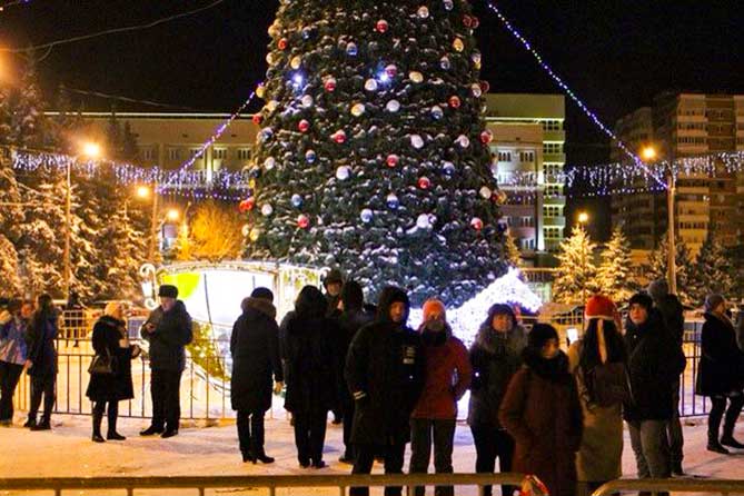 горожане в новогоднюю ночь возле ДК "Тольятти"