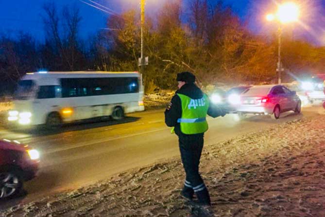 острудник гаи останавливает автомобиль