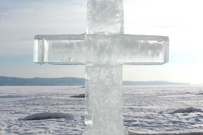 крест изо льда на Крещение