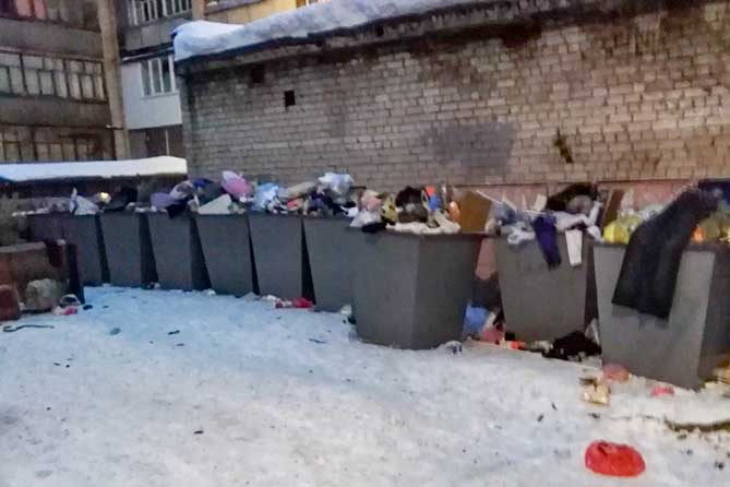контейнеры полные мусора на улице Ярославской