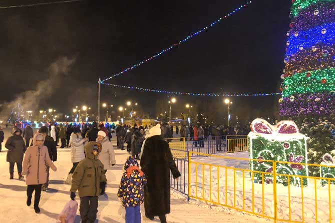 горожане празднуют Новый годна Центральной площади