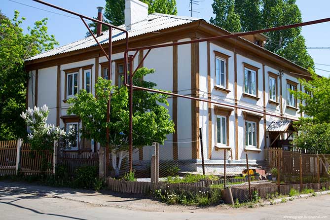 двухэтажный дом на Комсомольском шоссе весной