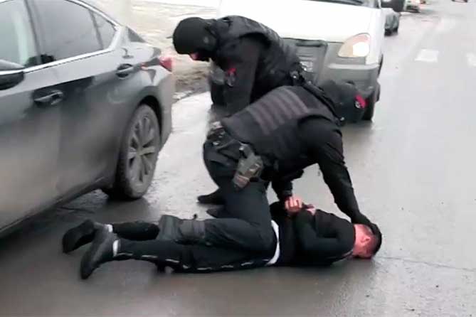 мужчину уложили на асфальт