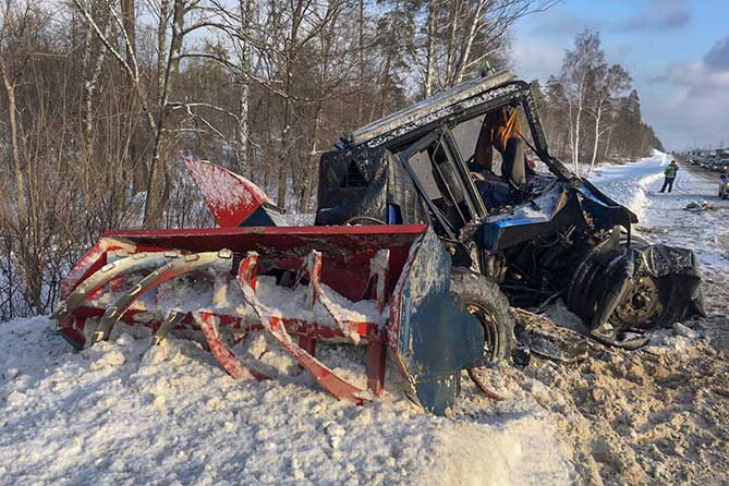 трактор на обочины дороги в снегу