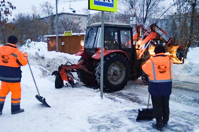 трактор чистит снег на улице Белорусской