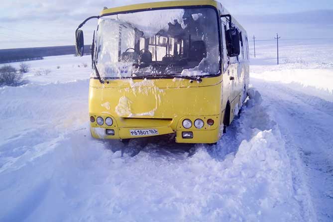 пассажирский автобус в снегу