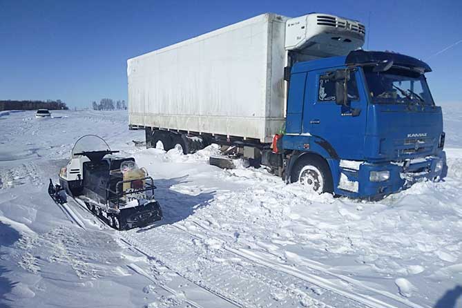 грузовой и легковой автомобили снегоход
