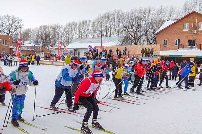 лыжники на старте массового забега "лыжня России"