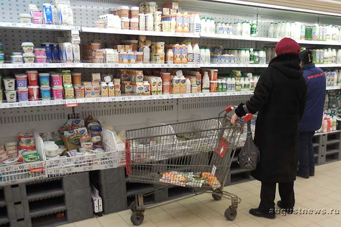 женщина покупает молочную продукты