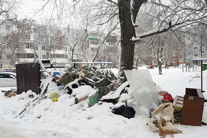 мусор во дворе дома на Приморскойм бульваре зимой