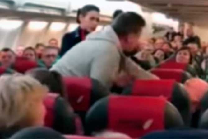пассажир нарушает порядок в самолете