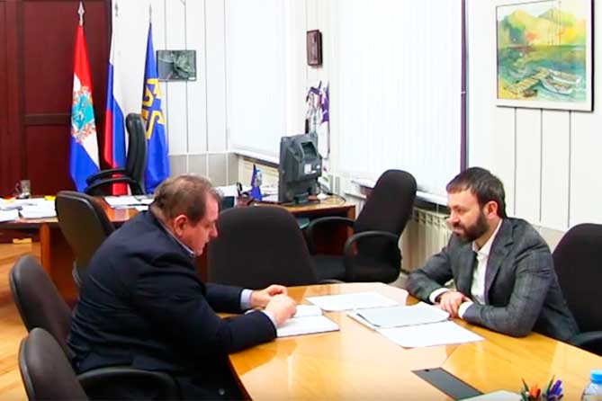 глава города и депутат Госдумы за столом в администрации