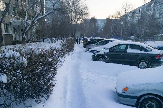 тротуар в снегу в квартале на Степана Разина