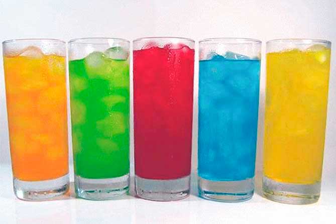 разноцветные напитки в стаканах
