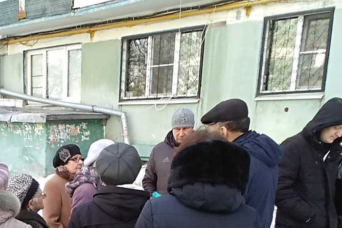 комиссия обследует кровлю в доме 51 на улице Ленина