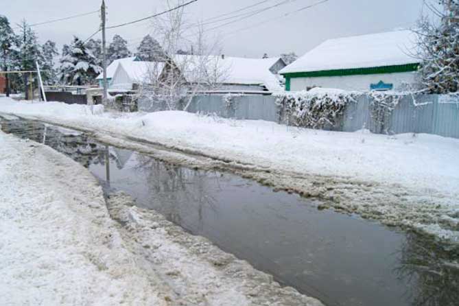 подтоплена дорога в поселке Федоровка