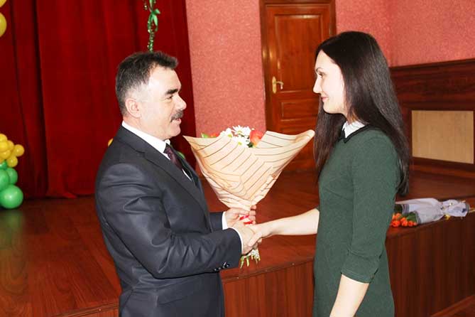 начальник УМВД вручает цветы тольяттинке