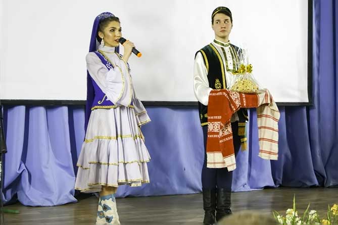участница конкурса представляет татарское национальное блюдо