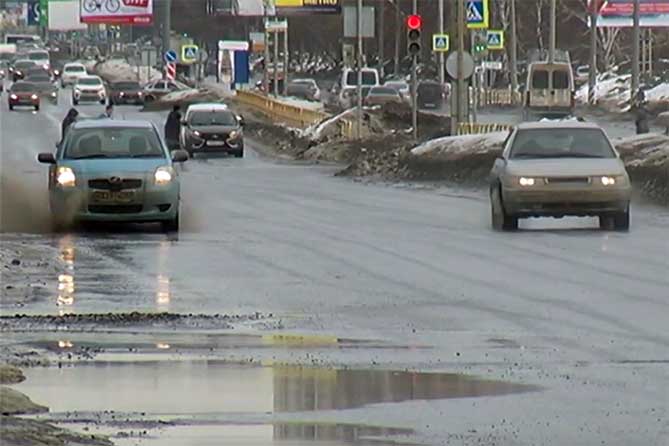 март грязь автомобиль на дороге в городе