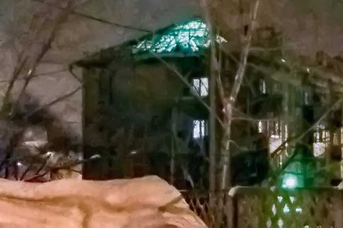 светит разрушенная крыша дома на коммунистической улице