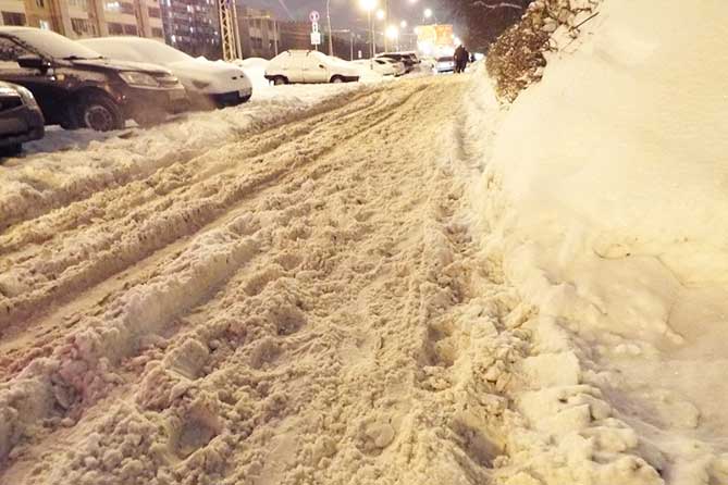 проезжая часть в снегу на улице Дзержинского
