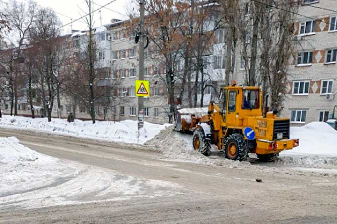 убирают снег на дороге на советской
