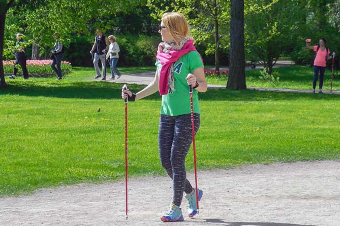 девушка занимается скандинаской ходьбой