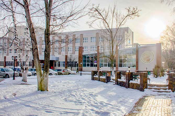 корпус и сквер Тольяттинского государственного университета