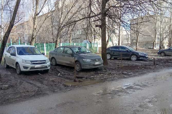 машины припаркованы на газоне весной