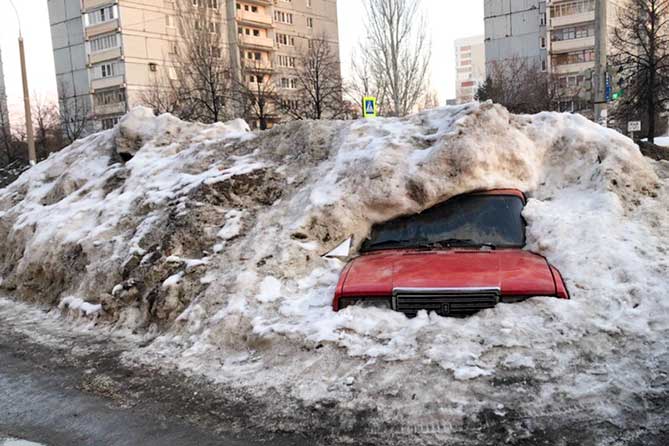 брошенная машина в сугробе снега