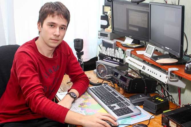 радиолюбитель студент ТГУ за компьютером
