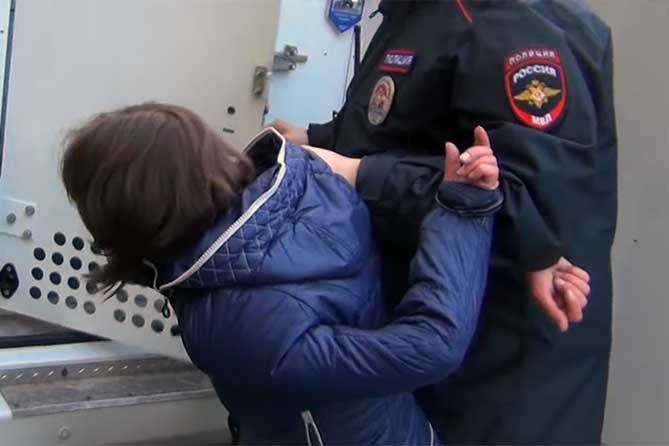 женщину арестовал полицейский