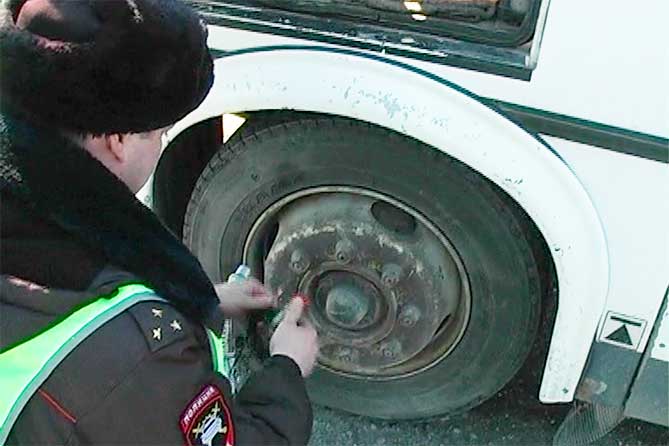 сотрудник дпс проверяет автобус