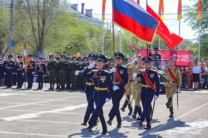 военные несут флаг РФ 09-05-2019