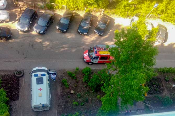 служба скорой помощи и пожарной во дворе дома 25 на улице Свердлова
