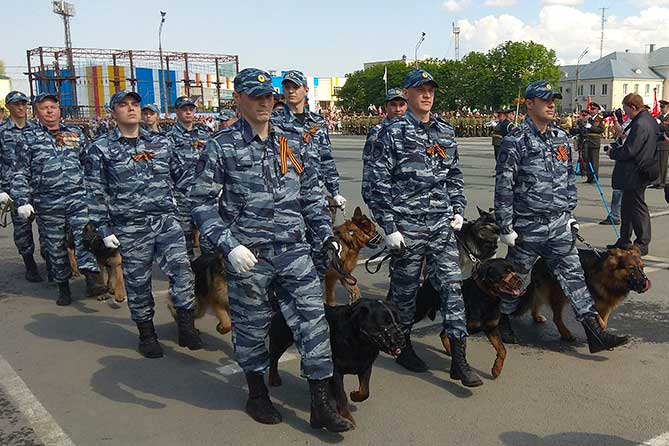 сотрудники кинологической службы МВД на параде 09-05-2019