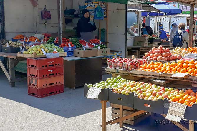 продают фрукты и овощи на рынке
