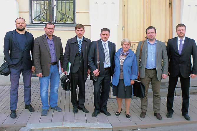 около областного суда