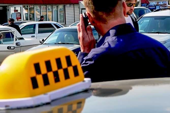 водитель такси звонит по телефону