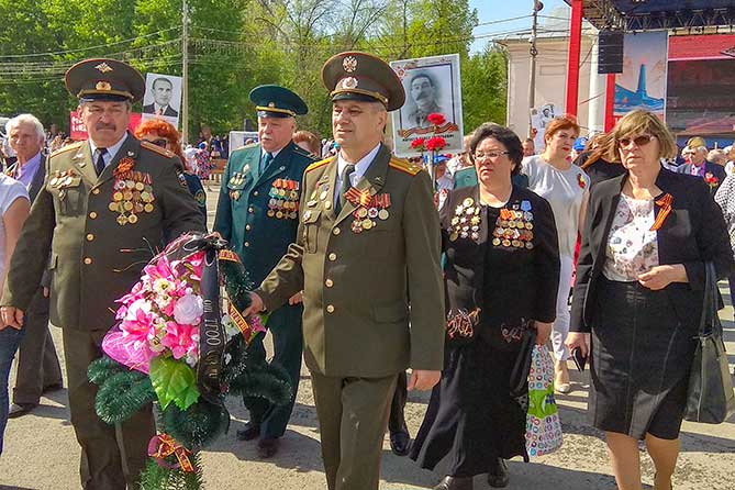 военные ветераны возлагают цветы к Обелиску Славы 09-05-2019