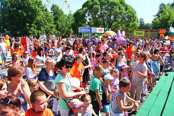 горожане на празднике во Всероссийский День защиты детей