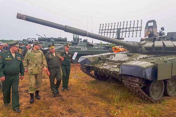 дмитрий азаров осматривает танк